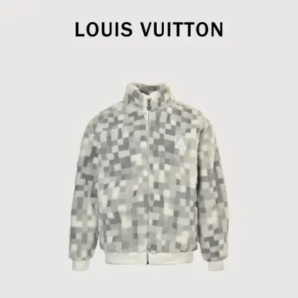 Louis Vuittion LV SKI滑雪系列 马赛克方块立领羊绒外套 定制原板一比一重磅面料,市场独家色织提花面料,面料采用粗梳羊毛纱织造而成,表面一层细细绒毛,触感柔软,舒适,悉心修饰的绒面肌里呈现繁复3D立体效果,保暖性极好本款绒面是Louis Vuitton束腰夹克铺陈Damoflage Snow图案,运用Damien元素,使整体服装焕发冬季新意工艺:面料采用进口提花机织造而成,在织造的过程中,通过提花机让经纱和纬纱相互交织形成的各种图案,使图案更加的精美且具有更好的质感和立体感.宽松版型